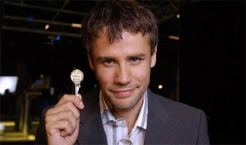 Image:19keys richardbacon withkey.jpg